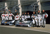 Die Fahrer des Audi Sport Team Joest und Audi Sport UK samt ihrer Arbeitsgeräte