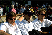 Emanuele Pirro mit seinen Partnern Didier Theys und Frank Biela während der Fahrerparade am Freitag im Stadtzentrum von Le Mans