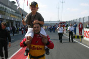An Audi mechanics takes Tom Kristensens son Oliver to the price giving ceremony